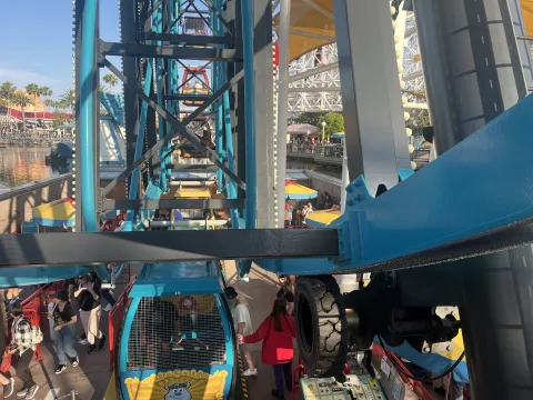 Foto 3 van Pixar Pal-A-Round – Non-Swinging