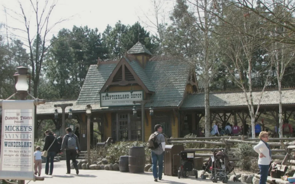 Foto 1 av Disneyland Railroad Frontierland Depot