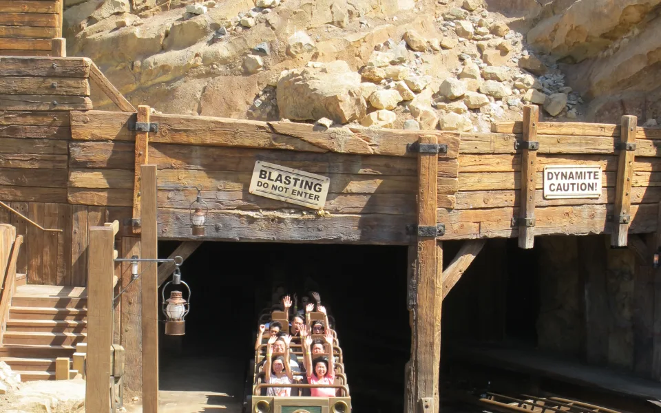 Photo 1 de Big Grizzly Mountain Runaway Mine Cars