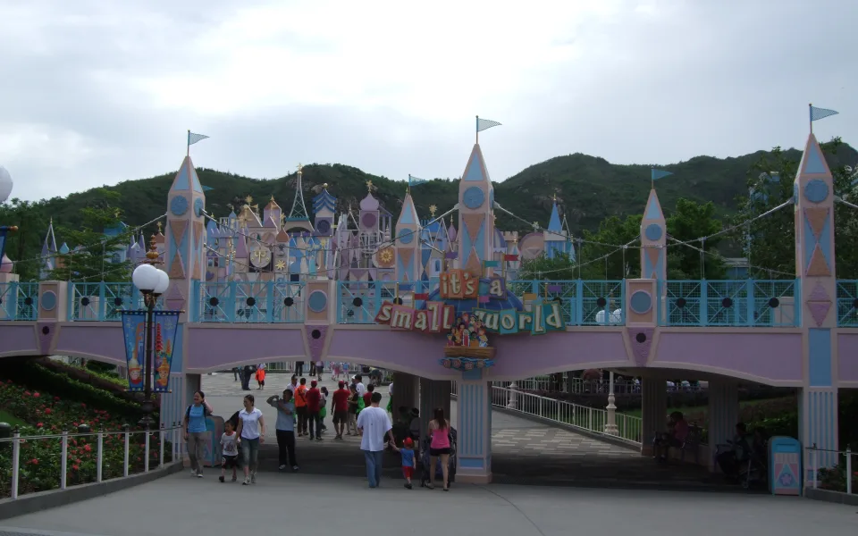 Photo 1 de "it's a small world"