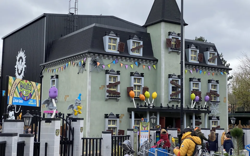 Foto 1 von Haunted House Monster Party